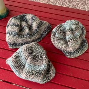Set med 3 st hemstickade mössor