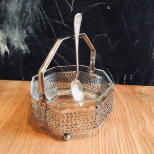 Behållare glas med metallhållare