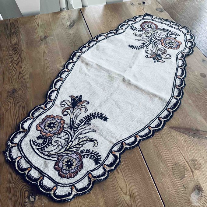 Vårduk handbroderad