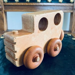 Charmig gammal träbil