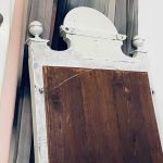 Vacker trässpegel med fasetterat glas