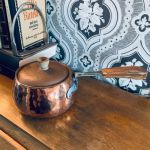 Koppargryta med trähandtag