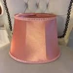Lampskärm Engelsk - Oval - Slät Satin - 8 storlekar - 6 färger - flera kantband