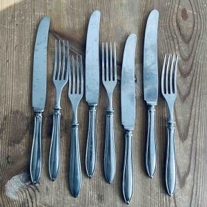 Set med 4 gafflar och 4 knivar - Rostfria