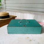 Grön plåtlåda med kassalåda