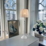 Hög trälampa med skärm