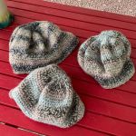 Set med 3 st hemstickade mössor