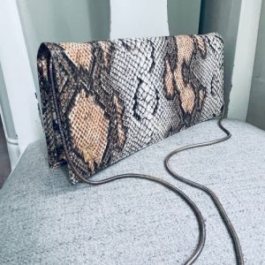 Kuvertväska ormskinnsimitation