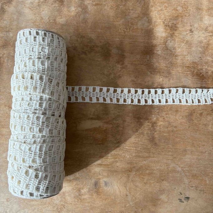 Spets - Längd 393 cm, Bredd 2 cm