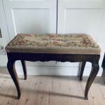 Pall nyrokoko broderad sits