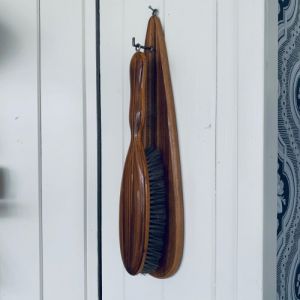 Klädborste med upphäng