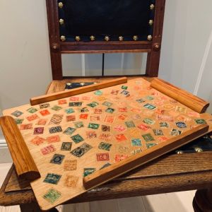 Träbricka med frimärken