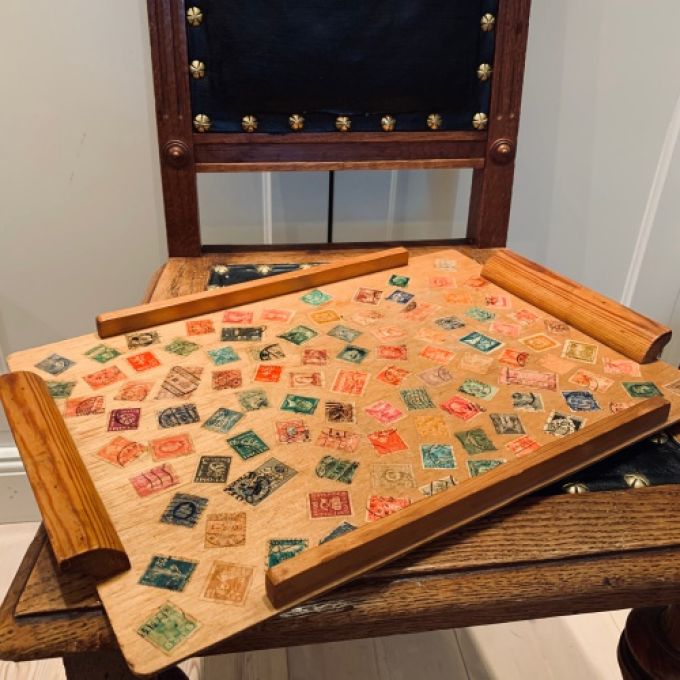 Träbricka med frimärken