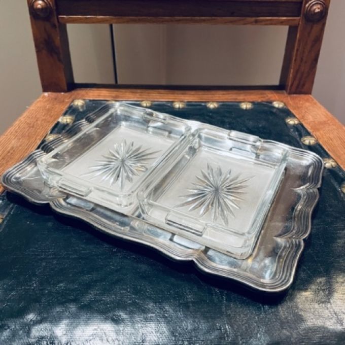 Bricka m två glasinsatser