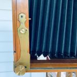 Antik Bälgkamera m stativ och plåtar