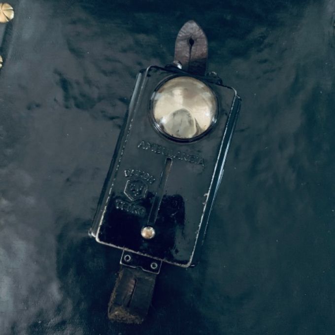 Äldre militärficklampa Ambulancia