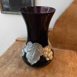 Glasvas lila med tenndekor 40-tal