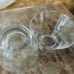 Paret fina skålar med etsning