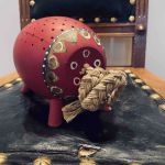 Julig trägris med små hål i