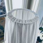 Hög trälampa med skärm