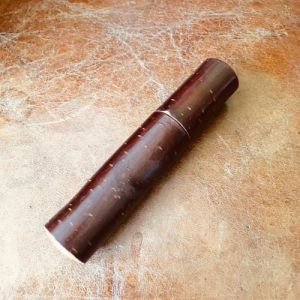 Liten cylindrisk ask