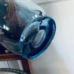 Blå glasvas vid