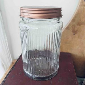 Hög räfflad glasburk med skruvlock