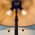 Golvlampa trä antik skärm - 2 ljuskällor