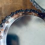 Paret små metallfat