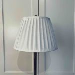 Golvlampa 2 armar vit och mässing