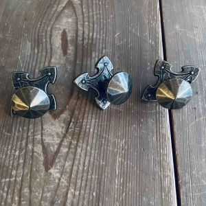 Set med 3 knoppar oxidfärgade