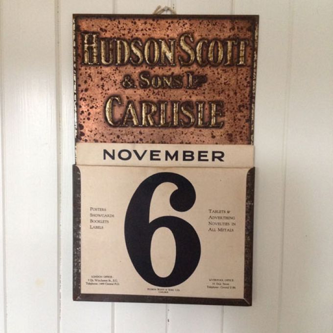 Antik Väggkalender Metall "Hudson Scott & Sons Ltd Carlisle"