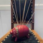 Julig trägris med små hål i