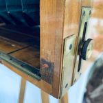 Antik Bälgkamera m stativ och plåtar