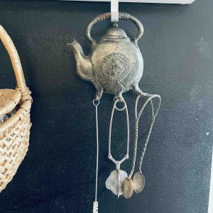 Väggprydnad tekanna med tre krokar