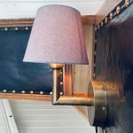 Vägglampa metall med skärm