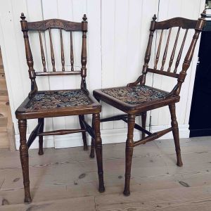 Paret pinnstolar - broderad sits