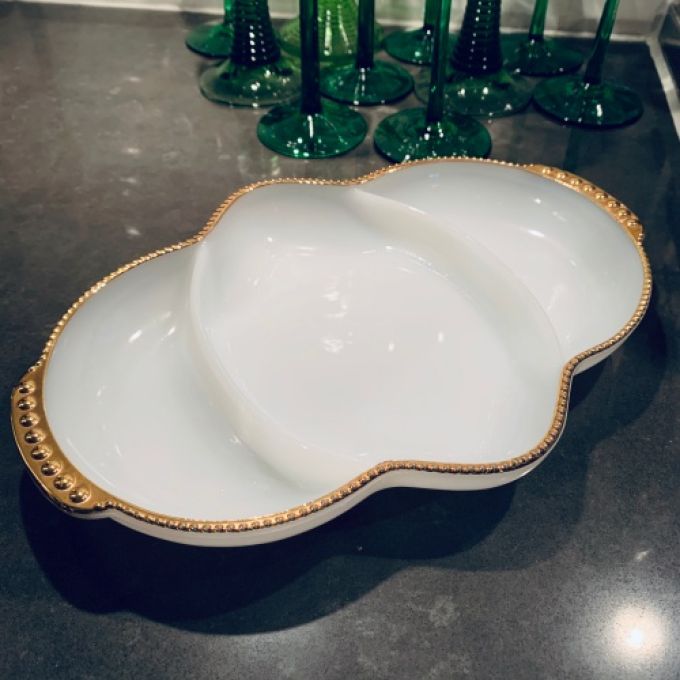 Tredelat fat med guldkant