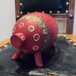 Julig trägris med små hål i