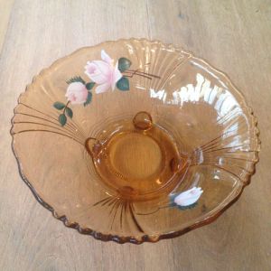 Glasskål med handmålade rosor