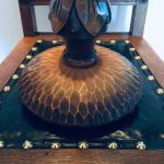 Hög ljushållare i trä