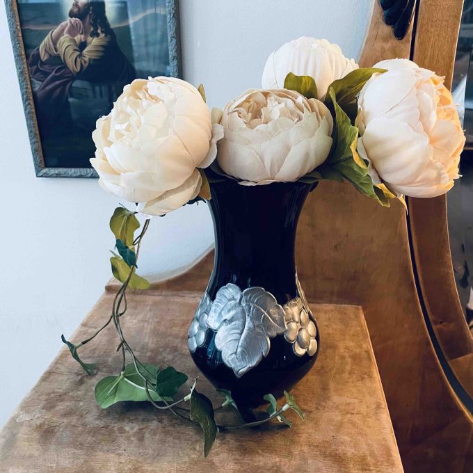 Glasvas lila med tenndekor 40-tal