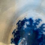 Urna karott mörkblåa blommor