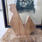 Påskhöna i trä med fjädrar