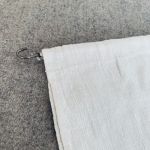 Tidningsupphäng broderat