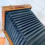 Antik Bälgkamera m stativ och plåtar