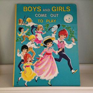 Äldre bilderbok på engelska "Boys and Girls Come Out to Play".