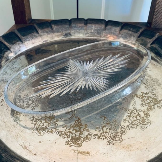 Ovalt glasfat räfflad kant