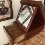 Antik rakspegel med låda