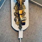 Vägglampa sirlig på träbricka